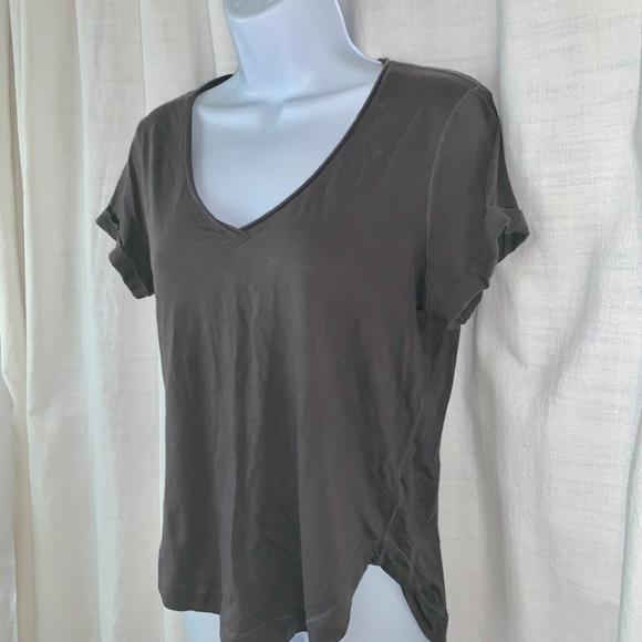 NWOT- Splendid Cuffed V-Neck Tonal Detail Tee!! - Picture 4 of 8
